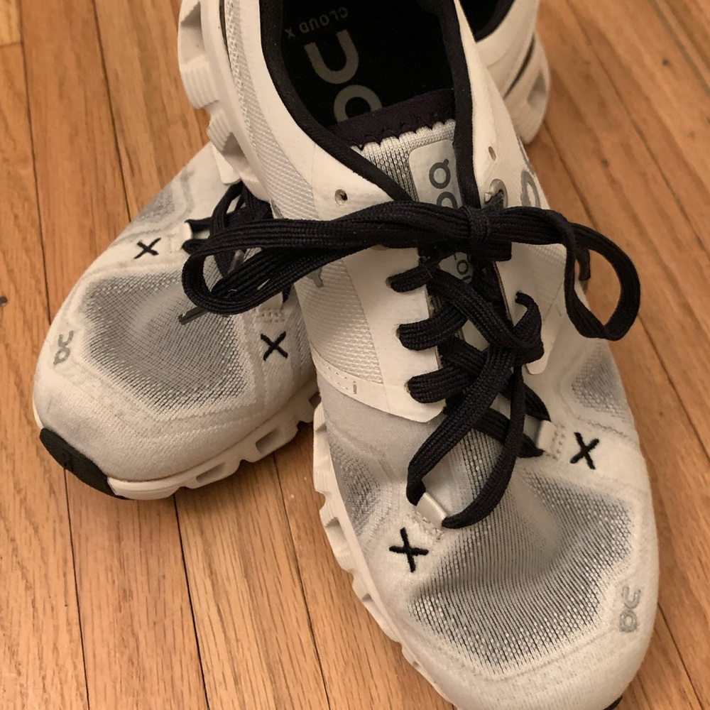On Running | Black & White Women's Athletic Running Shoes Swiss Cloud X | Size 6 - Picture 4 of 16